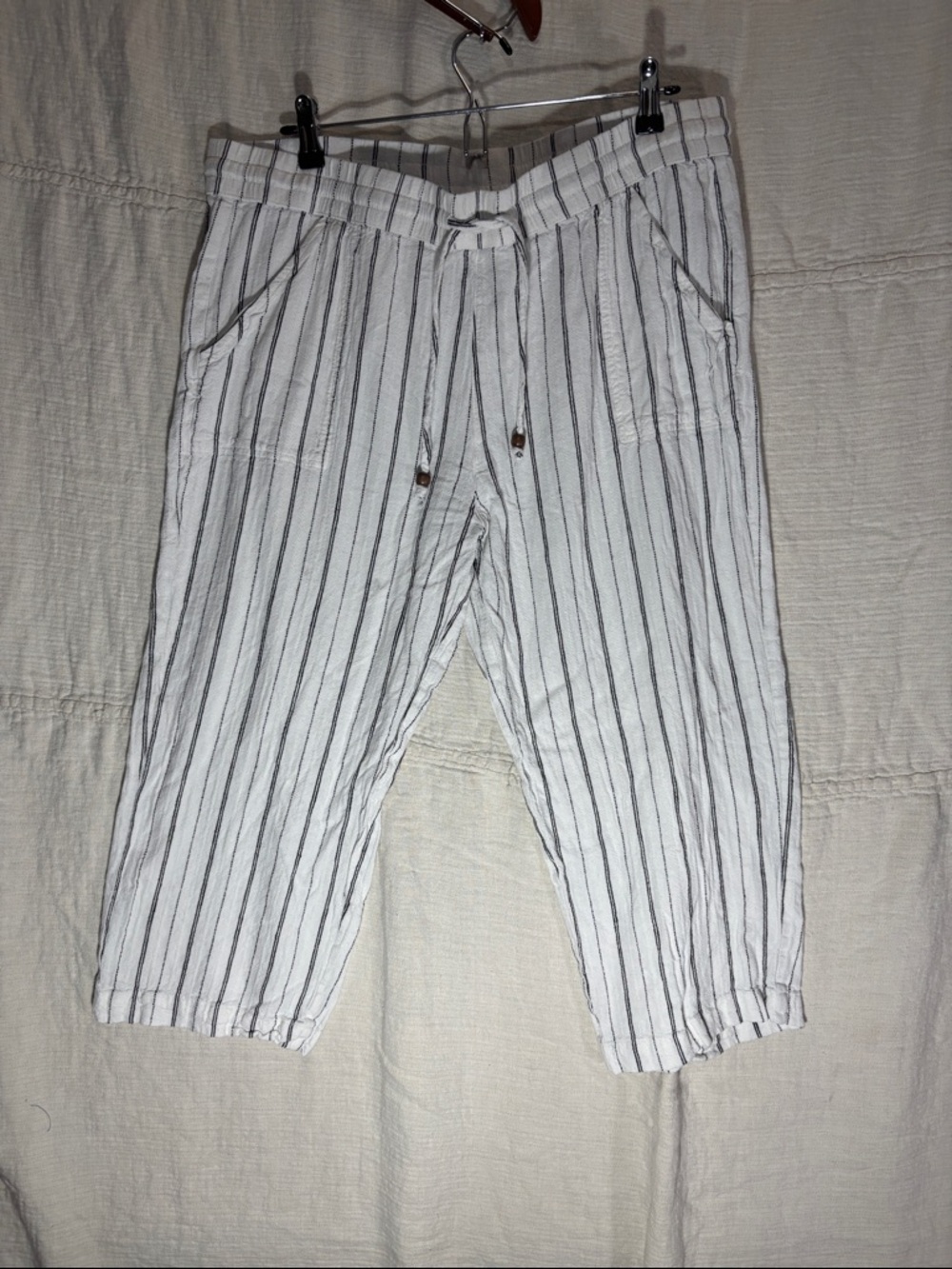 Women’s White & Gray Striped Drawstring Capris Linen Blend
